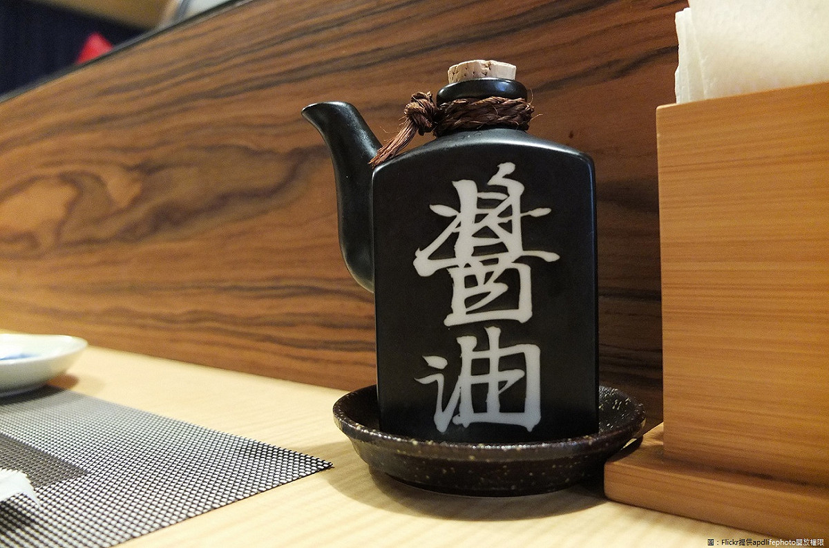 明天1月以後，醬油如果製程沒寫清楚「釀造」、「速成」、「水解」或「混合或調合」等標示，食藥署可依《食品安全衛生管理法》規定令業者限期回收改正，並得處以新臺幣3萬元至300萬元或4萬元至400萬元罰鍰，而且這項規定預定在108年1月1日起施行。 圖：Flickr提供apdlifephoto開放權限