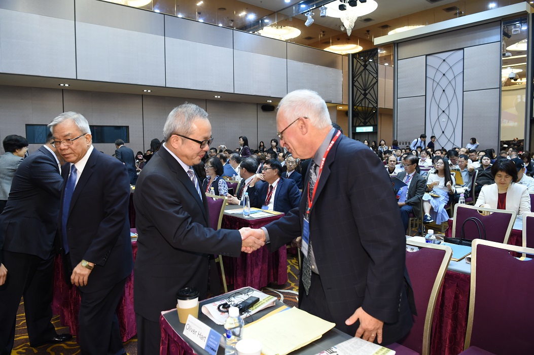 「大師論壇」今（16）日針對「新金融・新經濟」進行座談，行政院副院長施俊吉出席座談會。 圖：行政院/提供