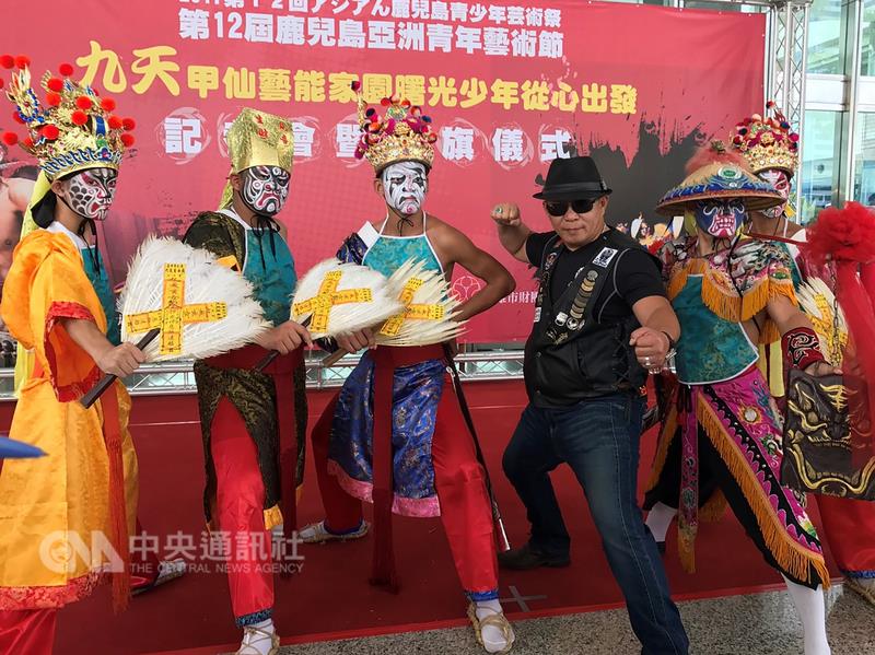 九天藝能家園的許多成員中輟不上學。九天民俗技藝團團長許振榮（右2）輔導、鼓勵這些孩子學習民俗技藝，現在將應邀赴日本演出，他說，從這場演出的安排中，看到孩子更努力的動能，也展現出自信。 圖 : 中央社