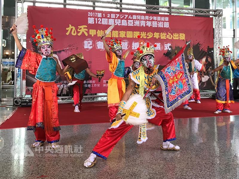 九天藝能家園將應邀赴日本鹿兒島藝術節演出，成員16日在高雄市政府廣場表演，展現他們精湛的技藝和演出。 圖 : 中央社