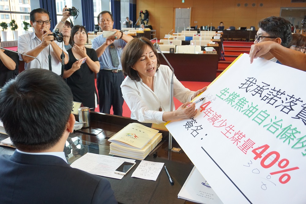 國民黨團要求林佳龍簽署承諾書。 圖 : 台中市議會國民黨團/提供