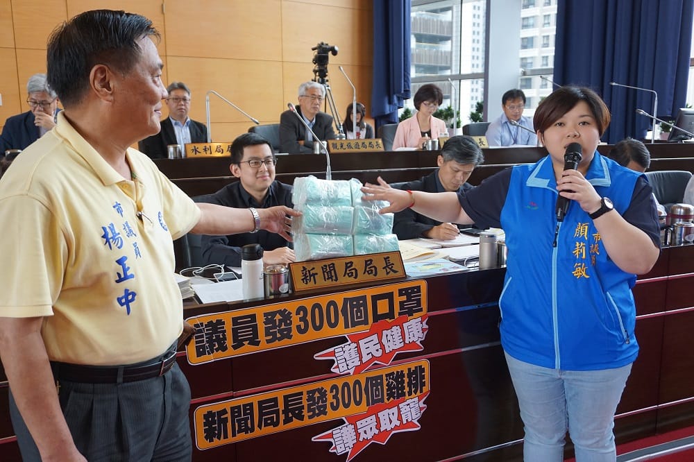 台中市議會國民黨團要求新聞局長卓冠廷送雞排時一併送口罩。 圖 : 台中市議會國民黨團/提供