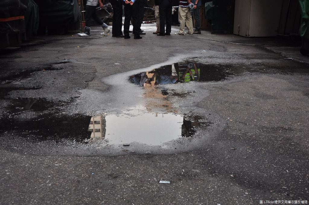 大雨過後，不只盆栽、戶外容器內會有積水，連低窪地區都容易出現「小水池」，這些都是病媒蚊躲藏、生長的好所在，民眾在清理時千萬別輕忽。圖為積水示意圖。 圖：Flickr提供文月瑠衣開放權限