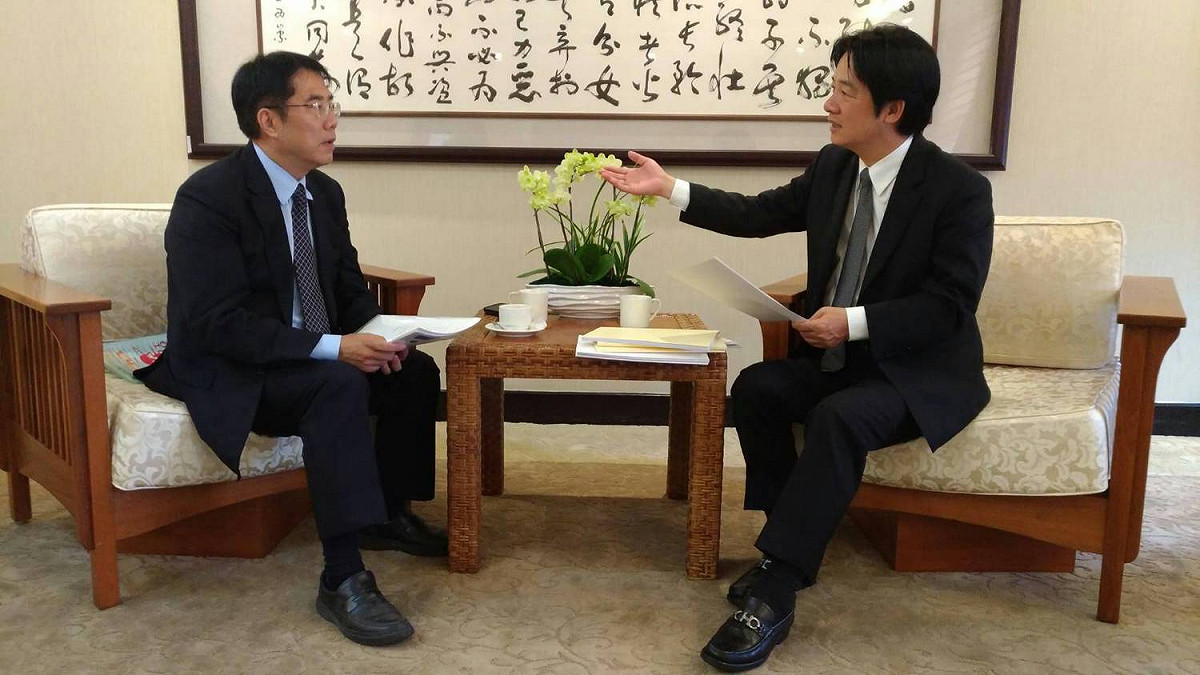 立委黃偉哲日前他利用立法院總質詢期間拜會行政院長賴清德。 圖：黃偉哲/提供