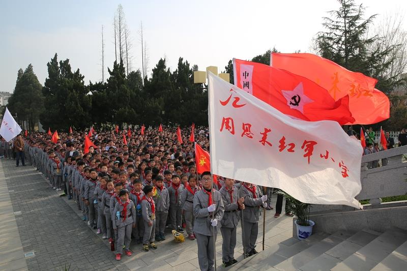 擔心共產黨失去對年輕人思想的控制，中共總書記習近平正在為重塑28萬所中小學思想政治教育而努力，教科書裡添增更多中共傳說，美化中共。 圖 : 翻攝中新社網頁