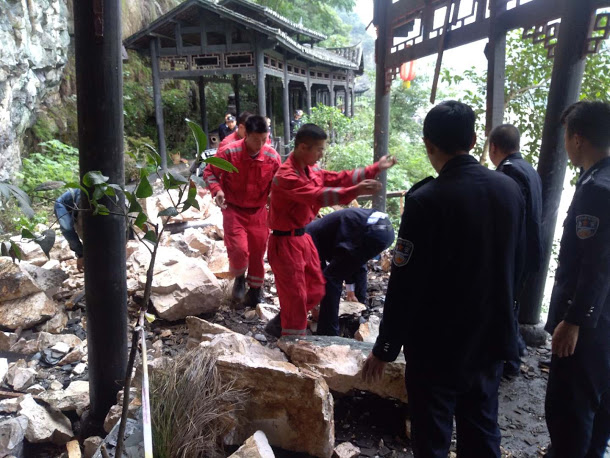 台灣東晟旅行團昨天在中國湖北省宜昌市「三峽人家風景區」遭遇落石，造成三死二傷。 圖：宜昌市政府/提供