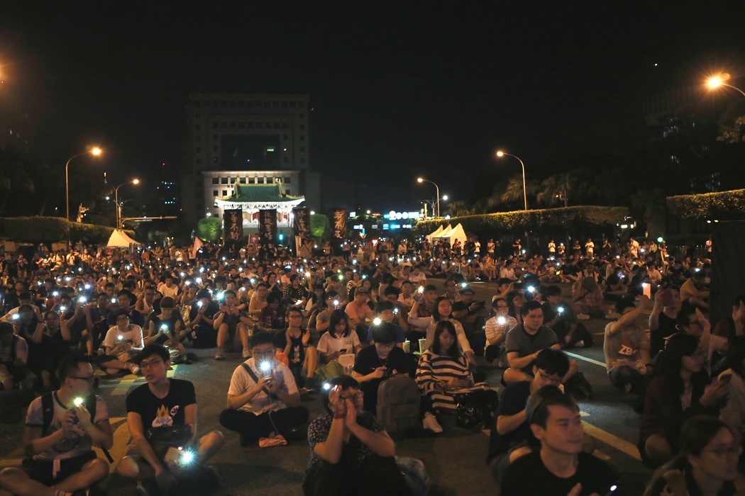 挺同團體「婚姻平權大平台」今（16）晚在凱道舉辦「我們都是畢安生紀念晚會」，紀念將生命貢獻台灣卻因為伴侶離世、缺乏法律保障的畢安生老師。 圖：婚姻平權大平台/提供