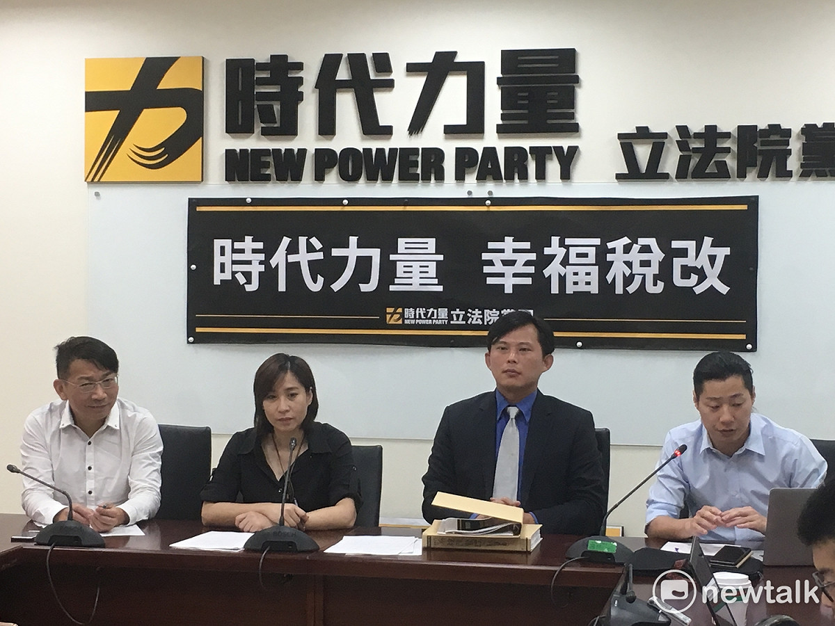 時代力量黨團今（17）日上午公布黨版稅改方案，營所稅將從現行17％調高至21％；股利所得稅新制（二擇一）部分，採用股利及盈餘可抵減10％，上限為7萬；或以1000萬為基準，低於1000萬稅率為27%，高於1000萬稅率31％。時力指出，希望朝三目標進行：減輕上班族負擔，鼓勵生育；避免財團法人避稅；鼓勵小股民投資，大戶分級課稅。 圖：黃韋銓/攝