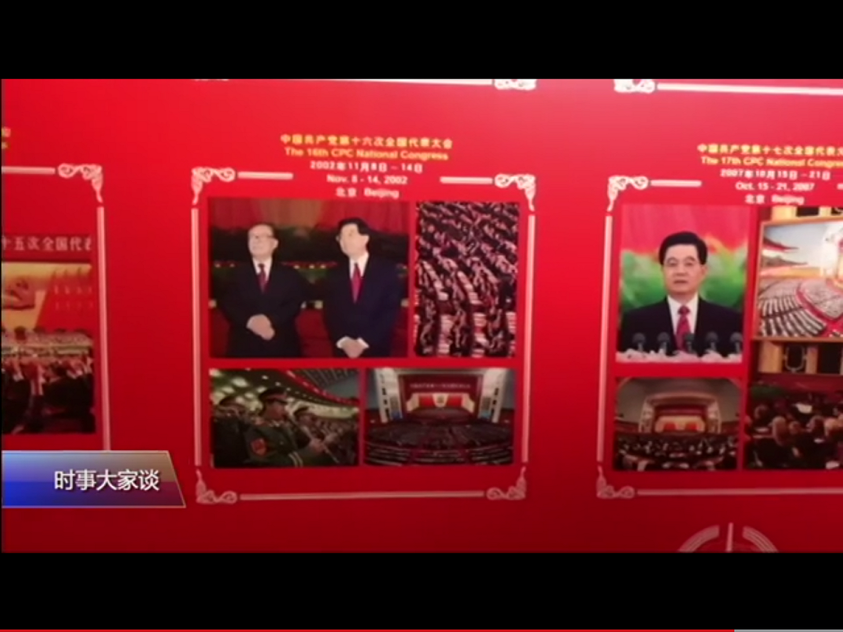 十六大的圖片顯示，江澤民與胡錦濤並肩而立。十六大後，江澤民沒有裸退，而是作爲掌握實權的軍委主席留任了兩年。 圖：翻攝自美國之音（VOA）網站