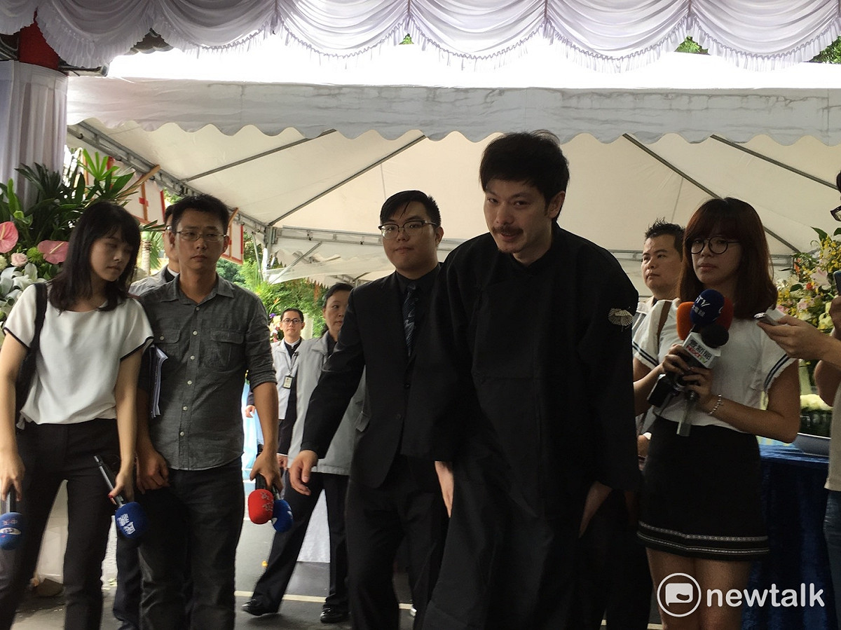 李新兒子李柏毅答謝前賴弔唁的親友及政界人士。 圖：周煊惠 / 攝