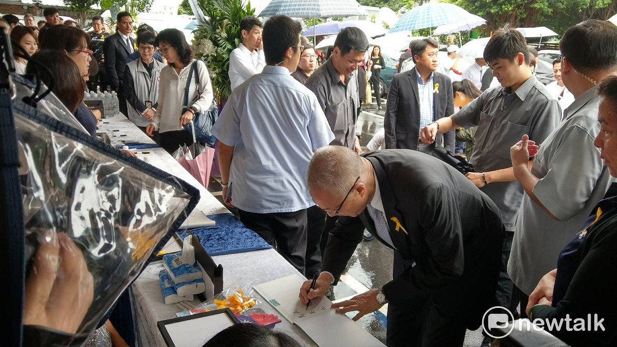 多位國民黨政要出席李新追思會弔唁。 圖：周煊惠 / 攝