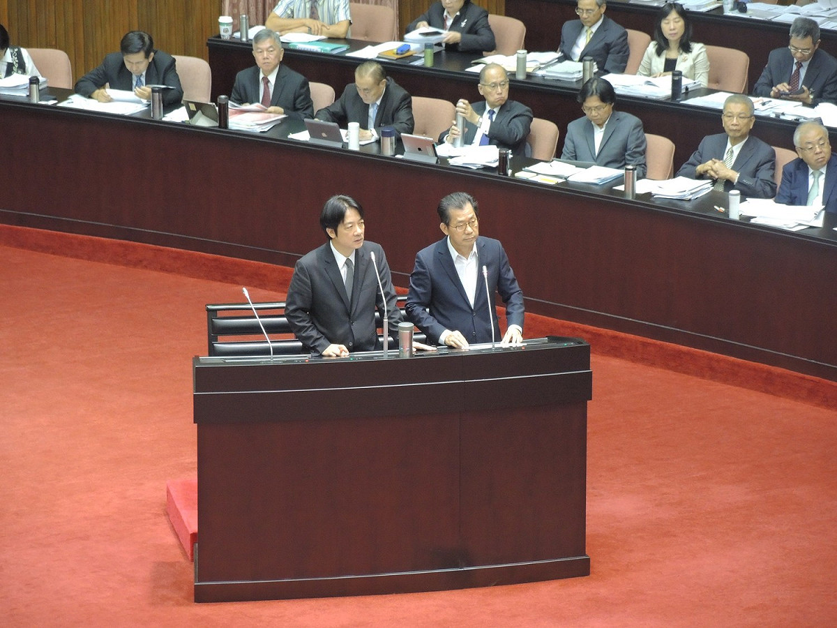 國民黨立委蔣萬安今（17）日早於立法院質詢行政院長賴清德。蔣萬安質疑，許多勞工在地方政府宣佈放颱風假時，無法像公務人員一樣正常休假，必須照樣出勤，導致生命安全無保障，並認為這是「一國兩制」。賴清德則以自己過去經驗為例，像醫生在颱風天還是要上班，「醫療人員是沒有颱風天的。」 picasa