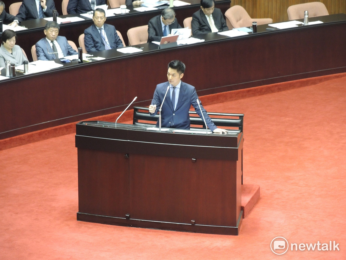 國民黨立委蔣萬安今（17）日早於立法院質詢行政院長賴清德。蔣萬安質疑，許多勞工在地方政府宣佈放颱風假時，無法像公務人員一樣正常休假，必須照樣出勤，導致生命安全無保障，並認為這是「一國兩制」。 picasa