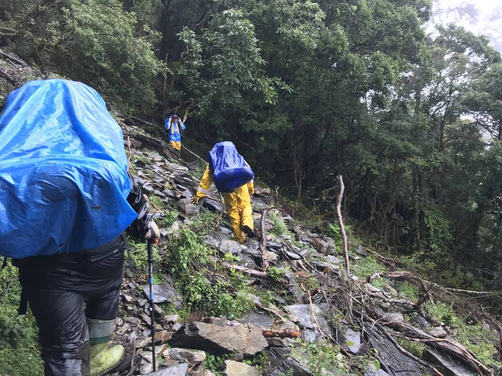 廖姓女山友在中央山脈南一段失聯多日，救難人員入山搜救。 圖：高雄市消局隊/提供