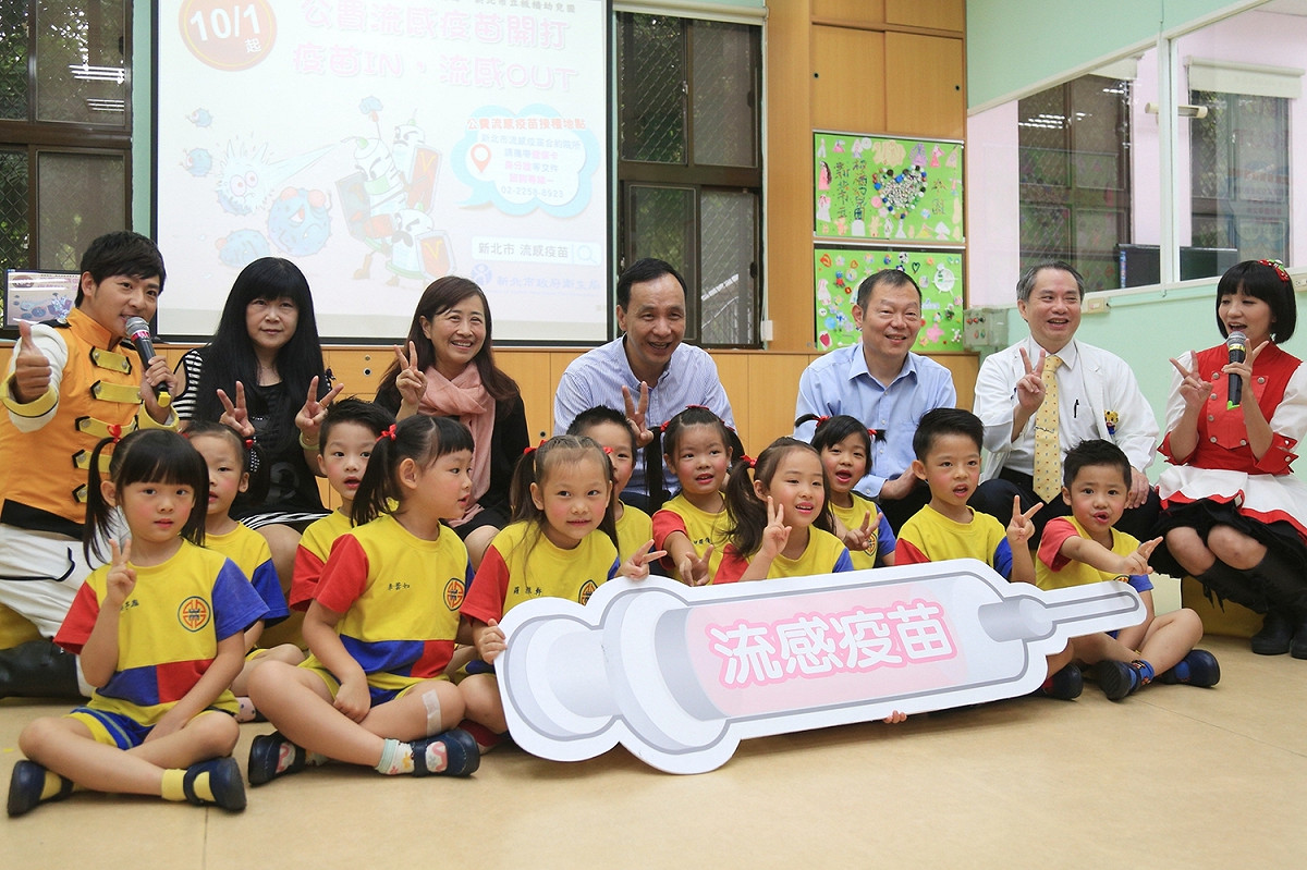 朱立倫至市立板橋幼兒園，關心小朋友集體施打流感疫苗情形。 圖：新北市政府/提供