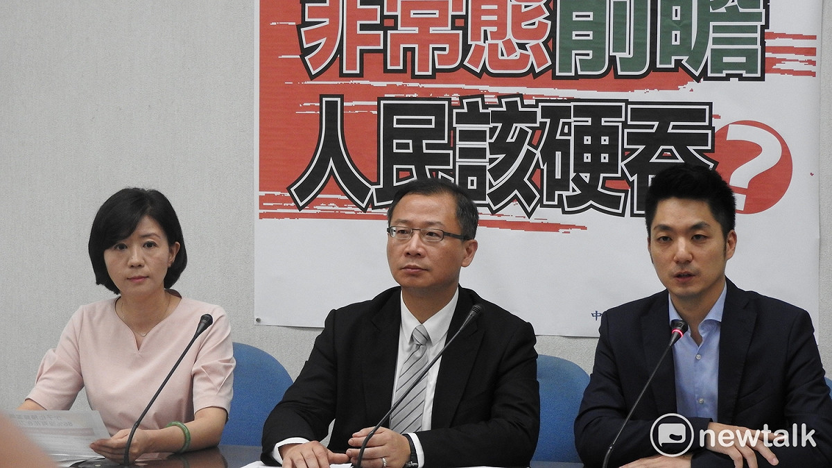 立法院司法及法制委員會昨特地舉行公聽會，民進黨團總召柯建銘坦言當時是「非常態作法」，國民黨團今（17）天上午召開記者會表示，應該要砍掉重練，暫緩前瞻預算的動支。 圖：趙婉淳／攝