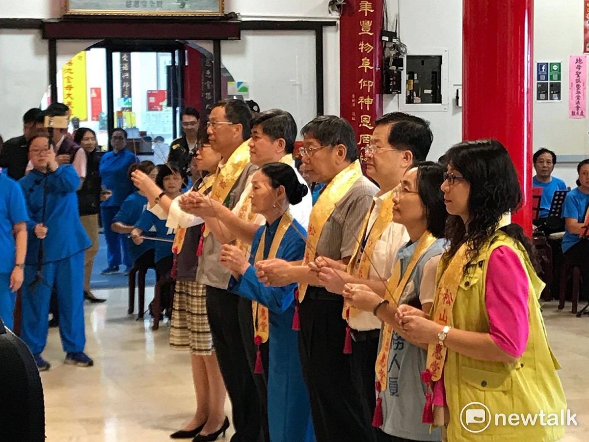 柯文哲表示，現在每月480元額度的敬老卡，12個月就等於5760元，開放台北市公共運輸及公共場域使用，希望利用公共運輸剩餘量，鼓勵老人走出家門。 圖：周煊惠 / 攝