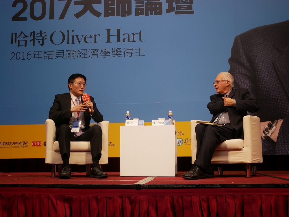 政大校長周行一與2016諾貝爾經濟學獎得主哈特進行對談。 圖：政大/提供