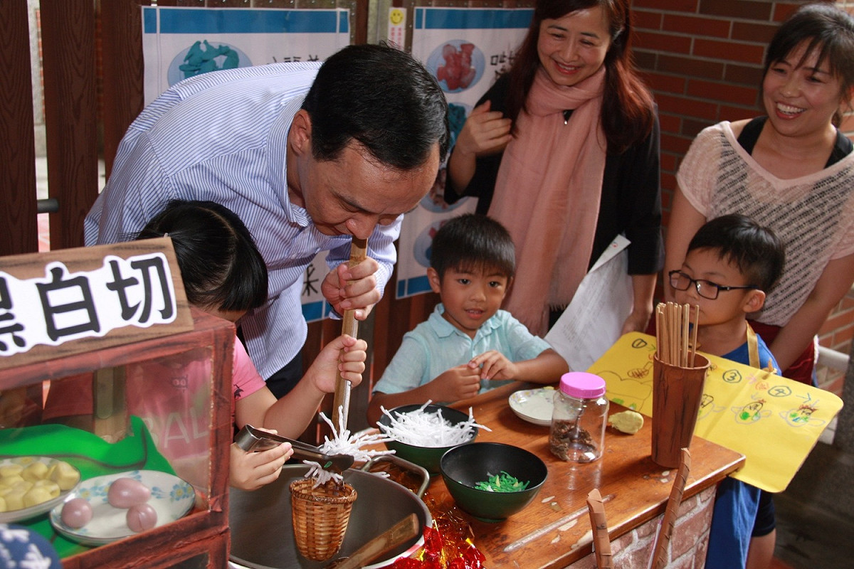 朱立倫出席新北市私立鷺江非營利幼兒園揭牌，從旁觀看幼童示範煮切仔麵。 圖：新北市教育局/提供