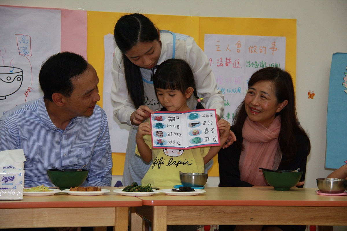 朱立倫和新北市教育局長林奕華與非營利幼兒園的幼童共餐。 圖：新北市教育局/提供