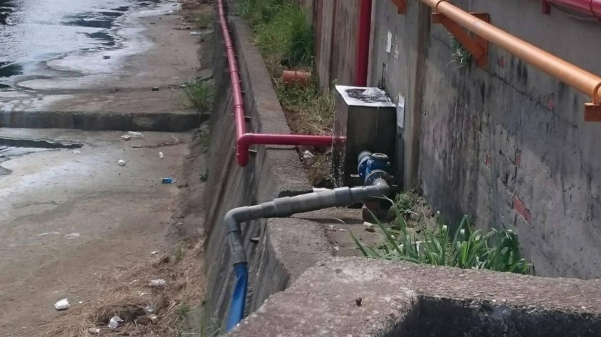 台中市環保局當場查獲某電鍍工廠正排放白色泡沫廢水。 圖：台中市環保局/提供