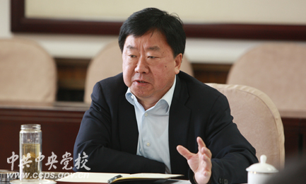 報導稱，何毅亭在今日中國政壇所扮演的角色，也與當年的胡喬木比較接近。他在中央政研室的長期工作與在中央黨校的經歷，以及同習近平的交集，對於在十九大的仕途走向有何啓示，很快便將揭曉。  圖：翻攝自中共中央黨校網站