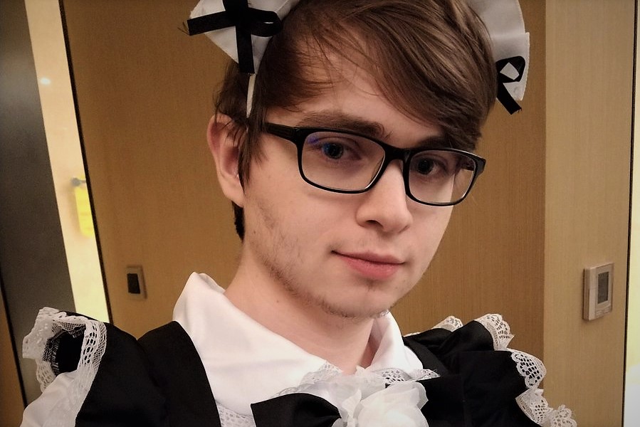 今（17）日C9的AD選手Sneaky在推特上曬出自己穿女僕裝的照片。 圖：翻攝自 Zach Scuderi‏ 推特