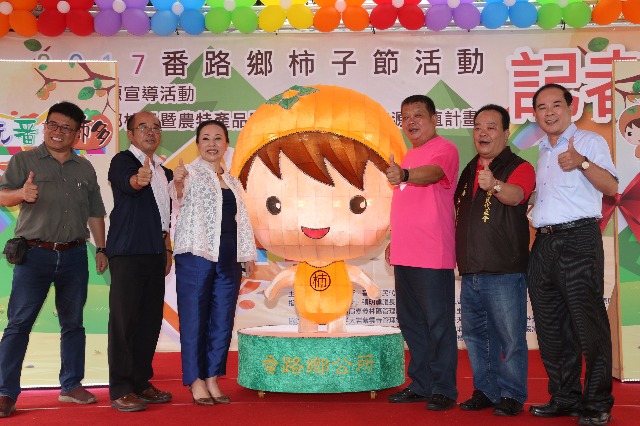 配合柿子節製作一座造型柿子寶寶燈籠，同步在記者會中亮相，21日起也將在活動現場展示。 圖 : 嘉義縣政府/提供