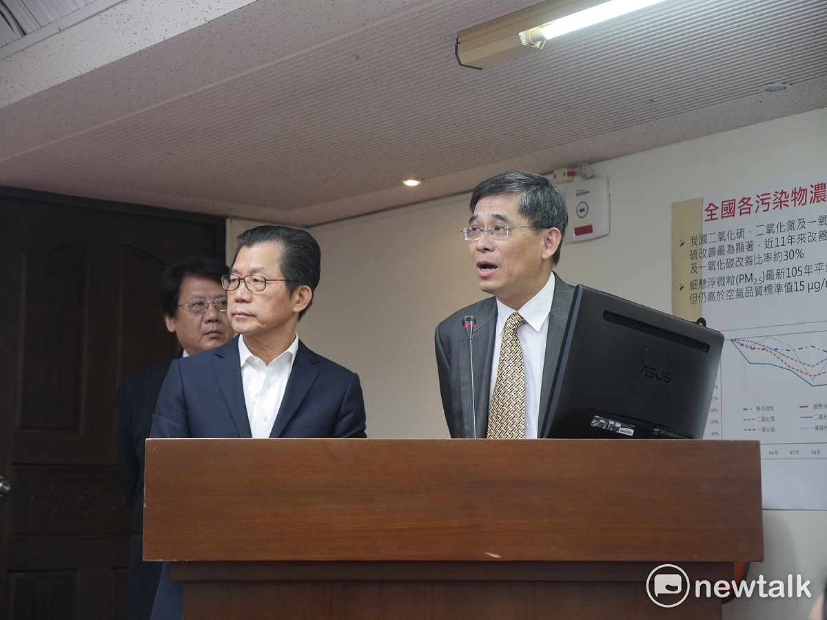 環保署日前宣布，將針對固定汙染源所產生的懸浮微粒（pm2.5）開徵空汙費，國民黨團昨疑恐反映在電價上，能源局副局長李君禮（左二）則公開保證，每月用電330度以下用戶不會受到影響。 圖：趙婉淳/攝