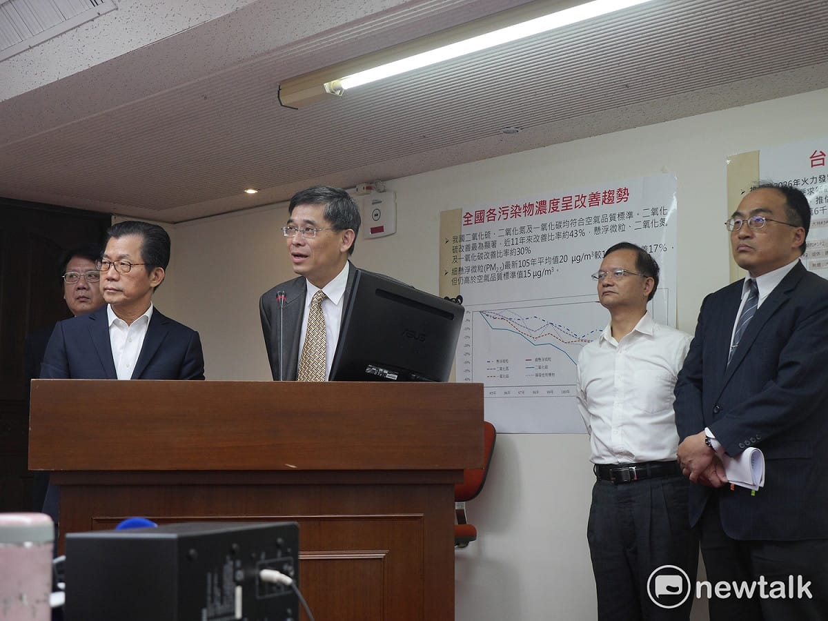 環保署長李應元（左一）、能源局副局長李君禮（左二）、台電副總經理李建益（左三）今（18）天出席衛環委員會備詢。 圖：趙婉淳/攝