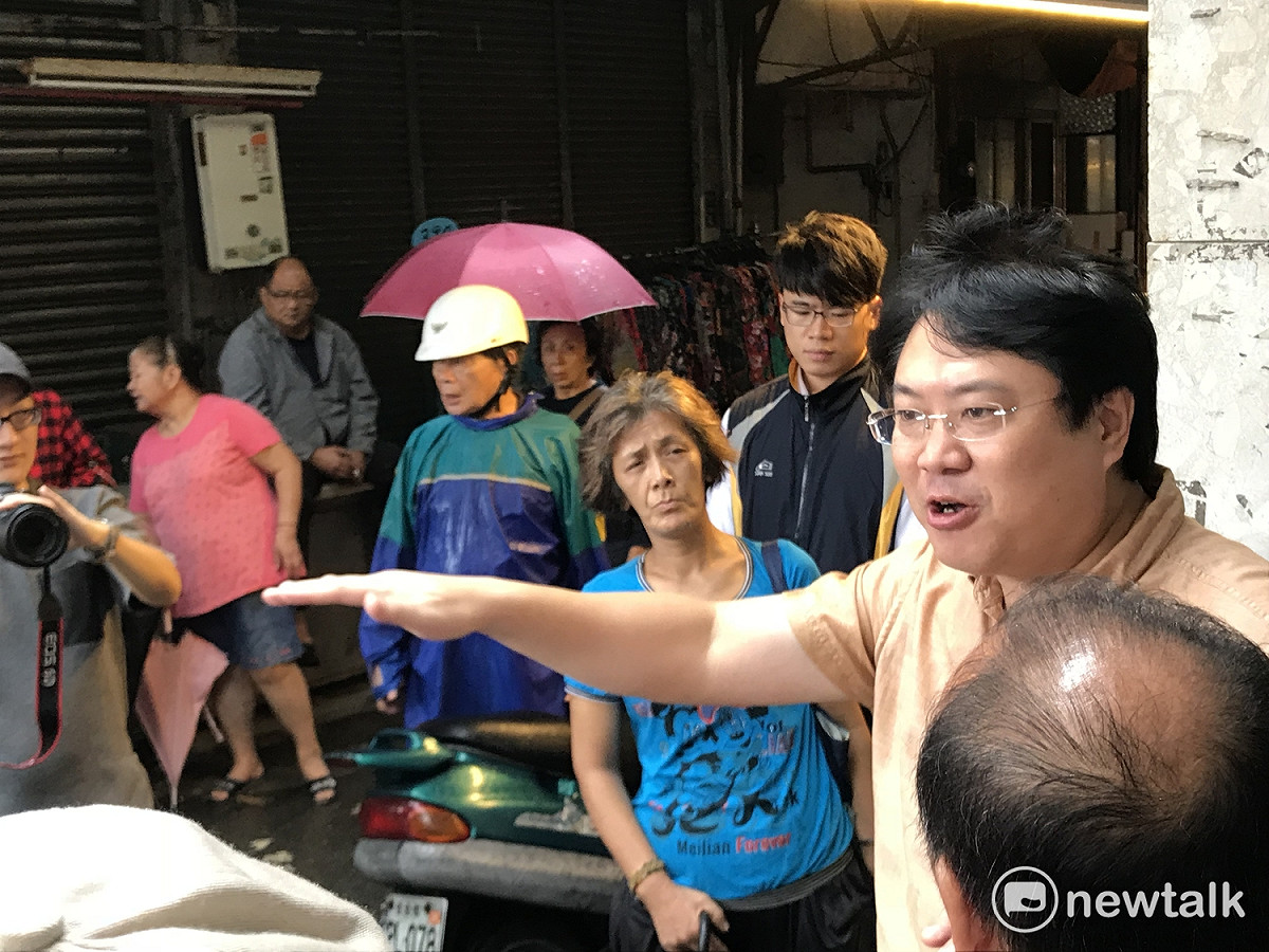 基隆市長林右昌對居民說明中正路路面改善工程。 圖：周煊惠 / 攝