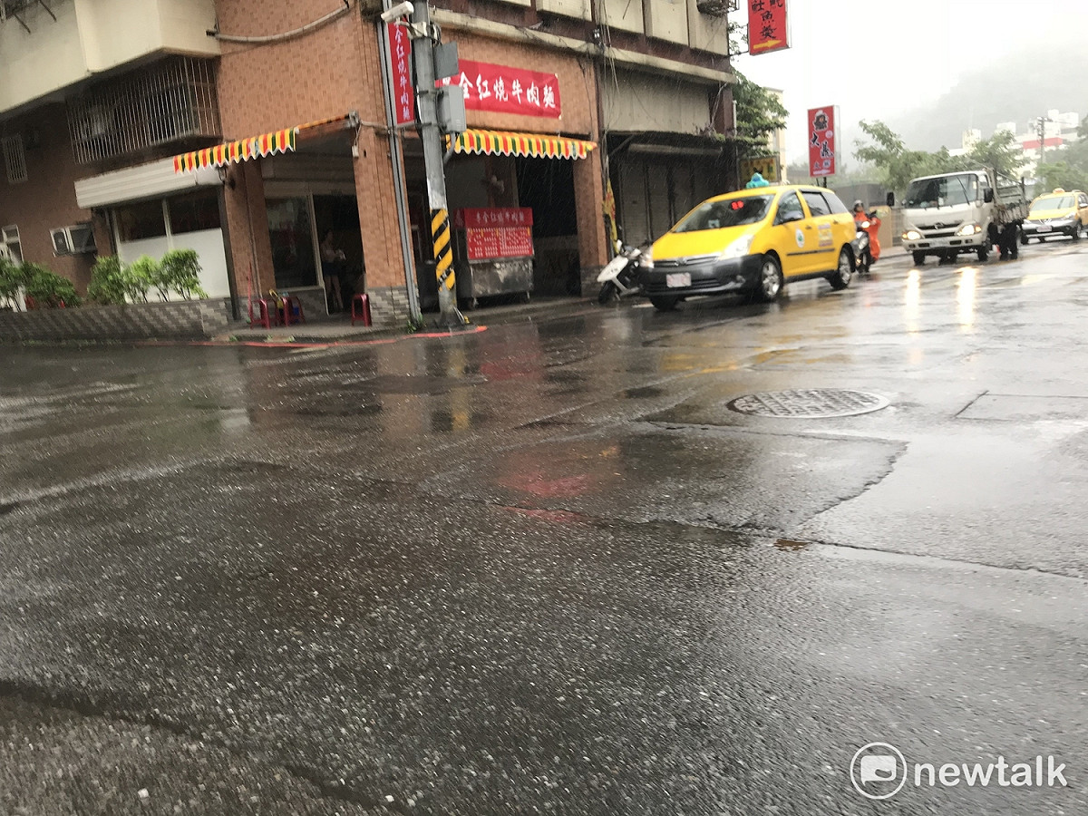 基隆中正路、正榮路路面坑坑洞洞，圖為正榮路。 圖：周煊惠 / 攝