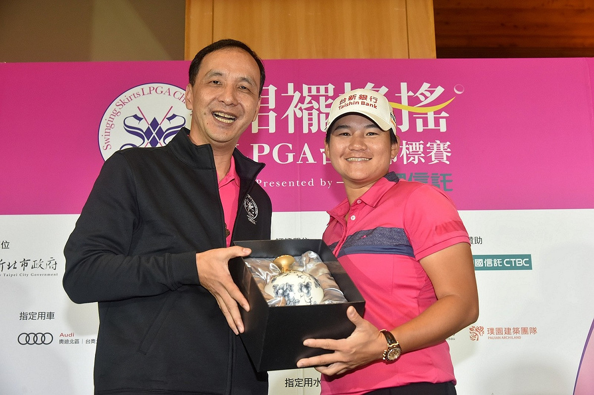 裙襬搖搖LPGA臺灣錦標賽將在林口開打，朱立倫幫球后曾雅妮加油打氣。 圖：新北市政府/提供