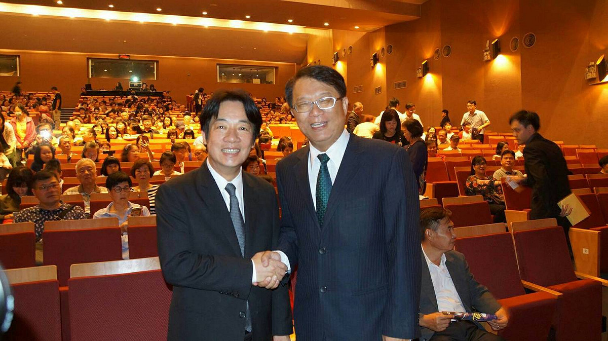 台南六甲區赤山表演藝術坊近期展開四場巡演，昨日在台北市政府親子劇場演出，行政院長賴清德與台南市長參選人顏純左連袂出席。 圖：顏純左/提供