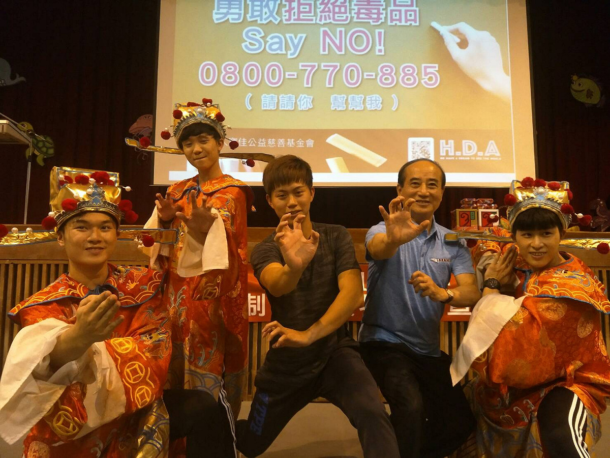 王金平與許凱貴藉由表演宣傳反毒精神。 圖 : 王金平/提供
