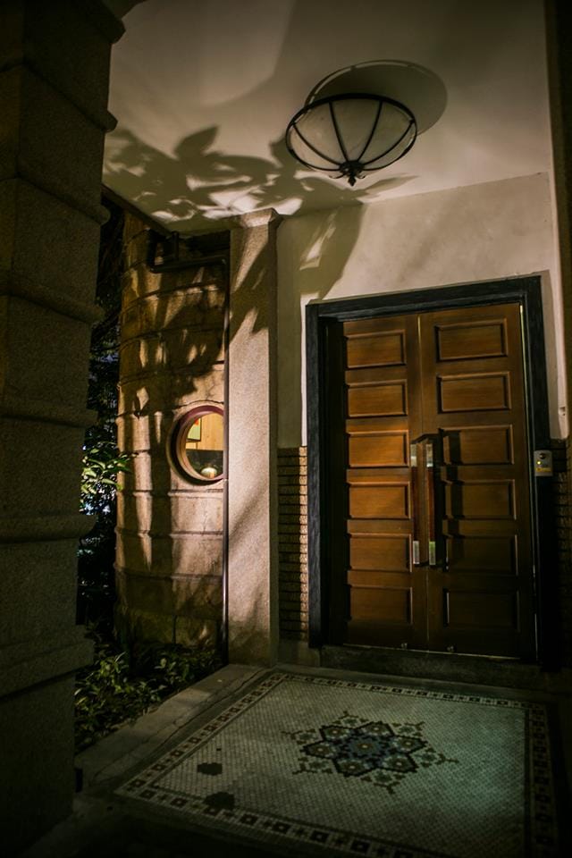 文資委員張崑振會勘後表示:洋式房風貌已具保存價值，重要的特徵有:ArtDeco風格，包括陽台、開窗、燈飾與鋪面等。 圖:文史工作者凌宗魁／提供