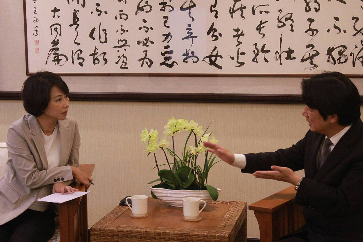 立委陳亭妃拜會行政院長賴清德，並將她日前提出的市政藍圖、規畫，與賴院長討論及請益。 圖：陳亭妃/提供