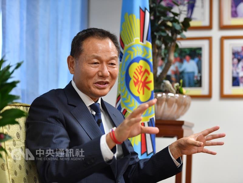 行政院退輔會主任委員李翔宙今天表示，院長賴清德昨天跟他懇談近一小時，他決定繼續留在行政團隊，不計毀譽、全力以赴。 圖 : 中央社