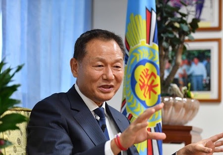 日前宣布請辭的行政院退輔會主任委員李翔宙今天接受中央社專訪表示，行政院長賴清德昨天跟他懇談近一小時，他決定繼續留在行政團隊，不計毀譽、全力以赴。 圖 : 中央社 / 提供