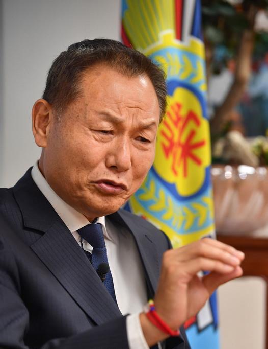 退輔會主委李翔宙18日接受中央社專訪說，9月內閣改組，前副主委劉樹林沒有被留任，他完全不知情；至於劉樹林日前發聲明指控他疑似包庇犯罪，李翔宙說，他無所懼，願意接受檢驗。 圖 : 中央社 / 提供