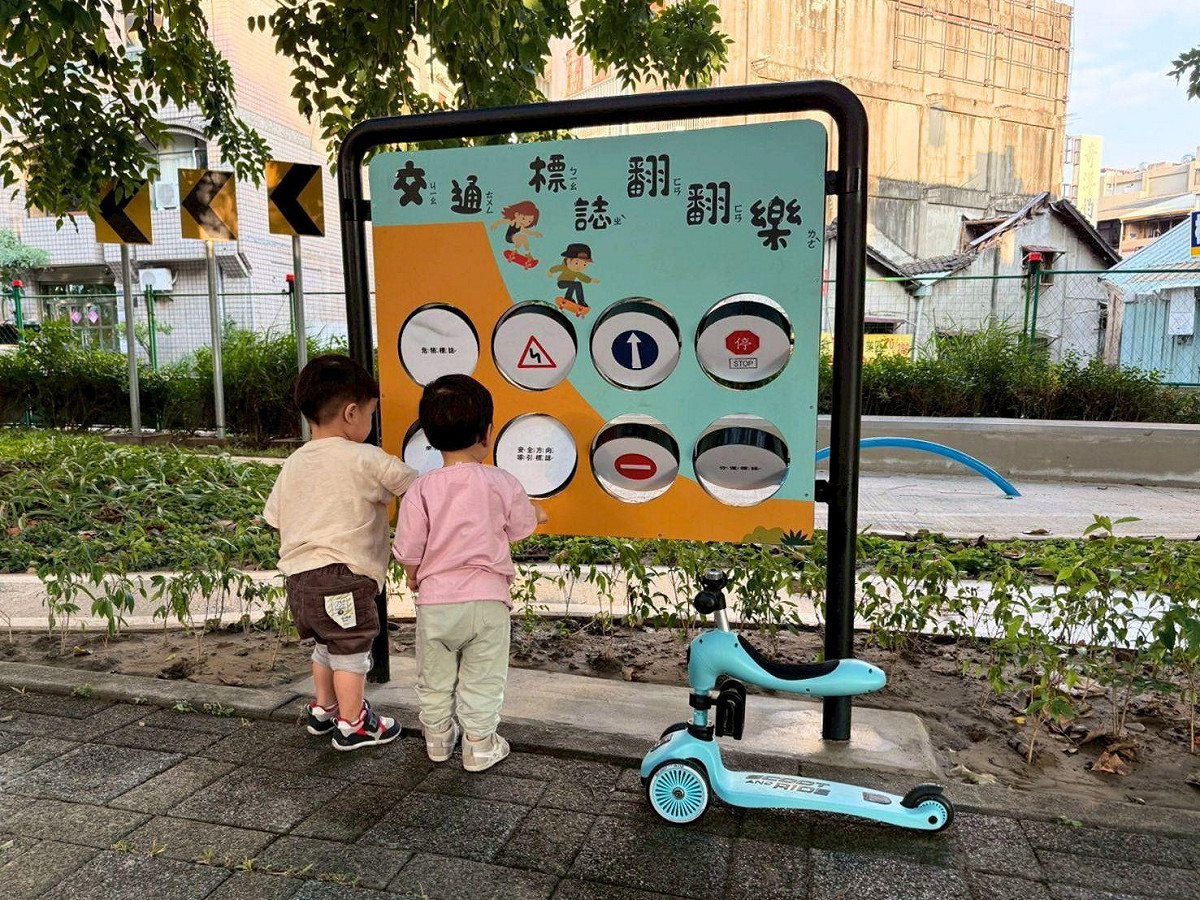 梅川綠園道的交通標誌互動設施。 圖：台中市政府/提供