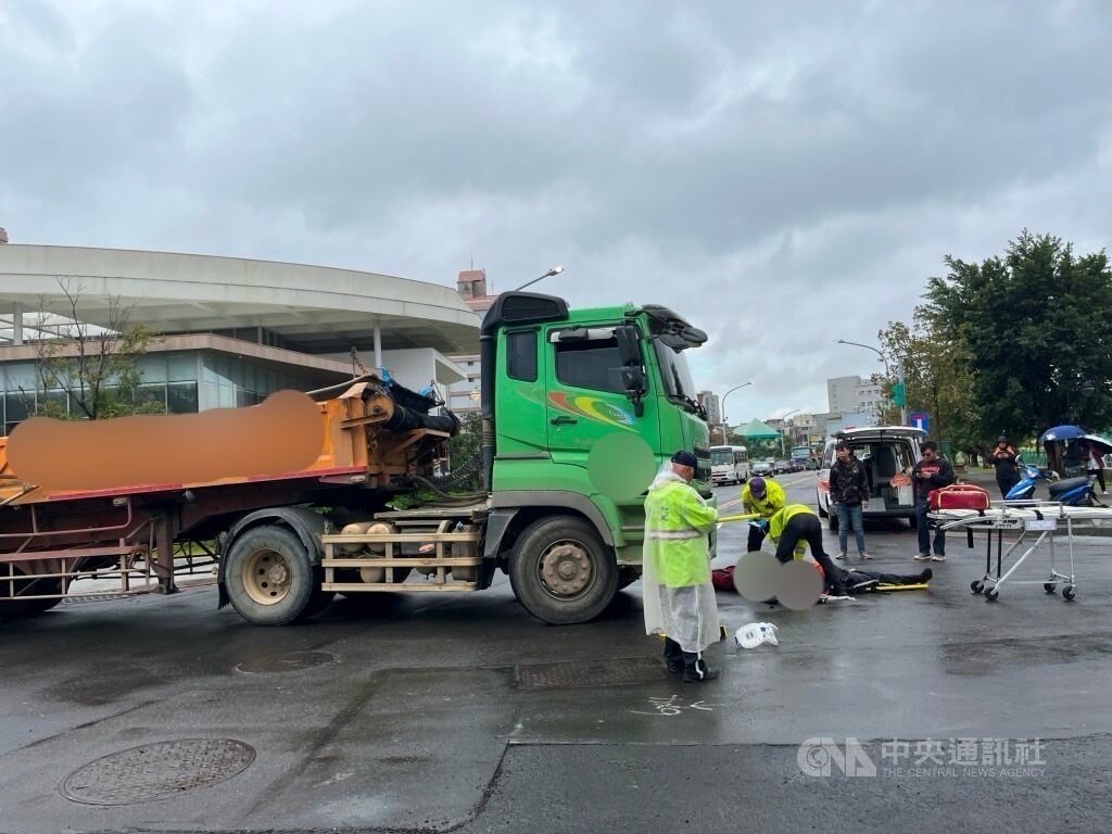 桃園市67歲義交林姓男子9日在龜山區一處路口執行交通疏導時，遭準備載貨的砂石車不慎撞倒、輾過致死。（翻攝照片）中央社記者葉臻傳真　114年12月10日