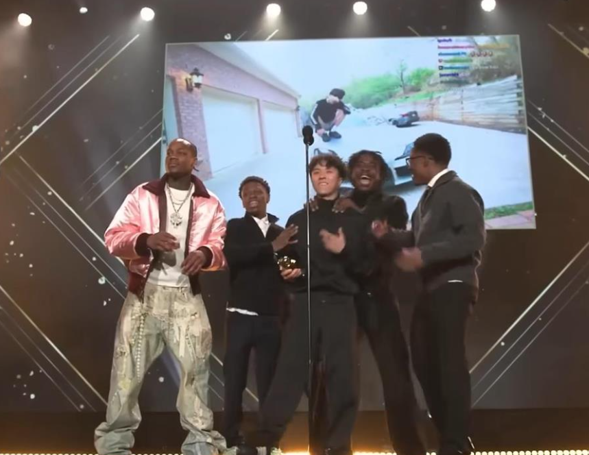Ray(中)獲得了「最佳實境實況主獎」(Best Reality Streamer)。 圖：翻攝自Ray YT頻道