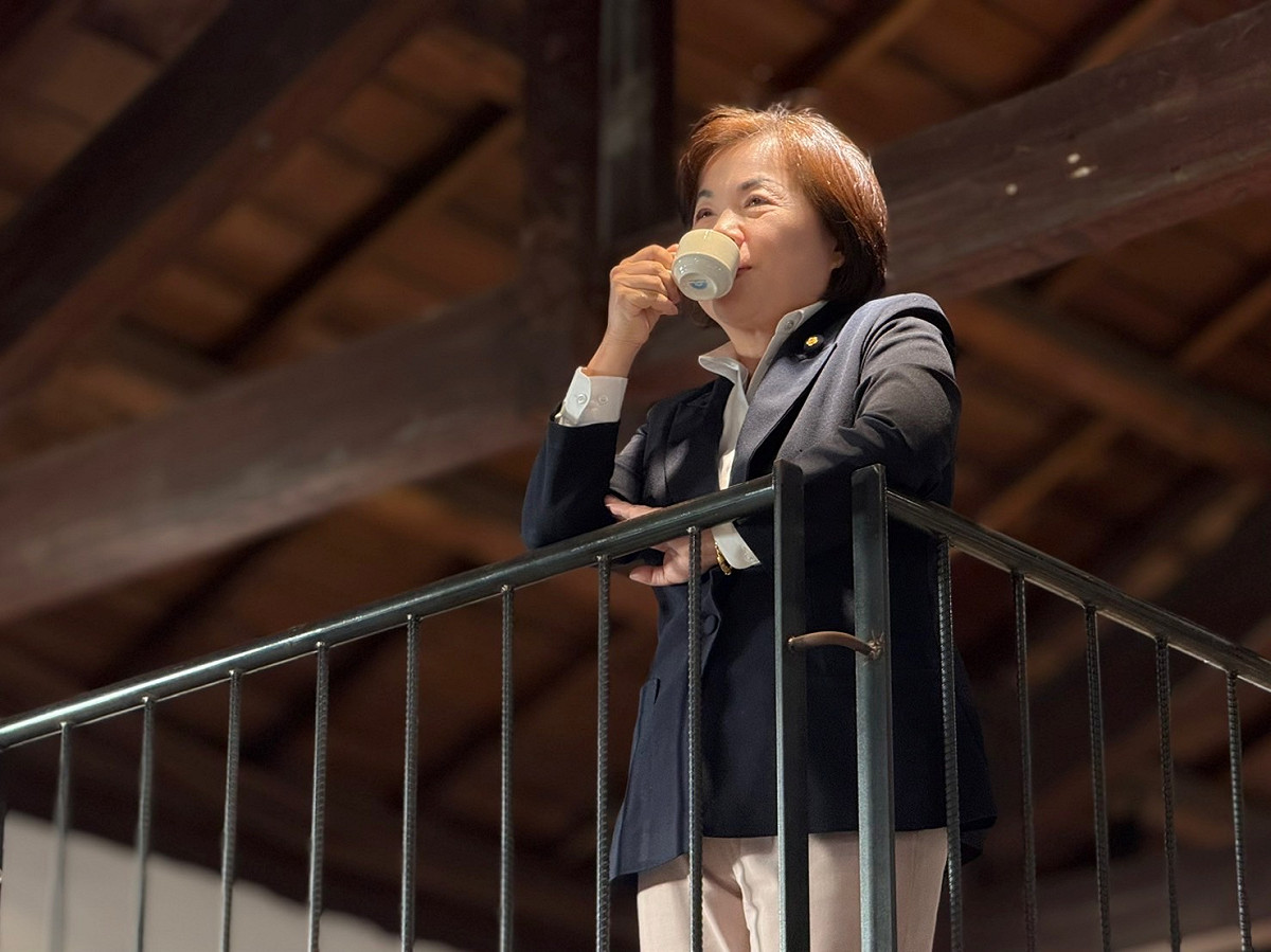 楊瓊瓔發文指出，在行程滿檔的空檔，難得有一杯咖啡的時間，靜靜靠在欄杆邊。雖然手裡握著暖暖的杯子，但腦海裡轉的，始終還是台中的大小事。 圖：取自楊瓊瓔臉書