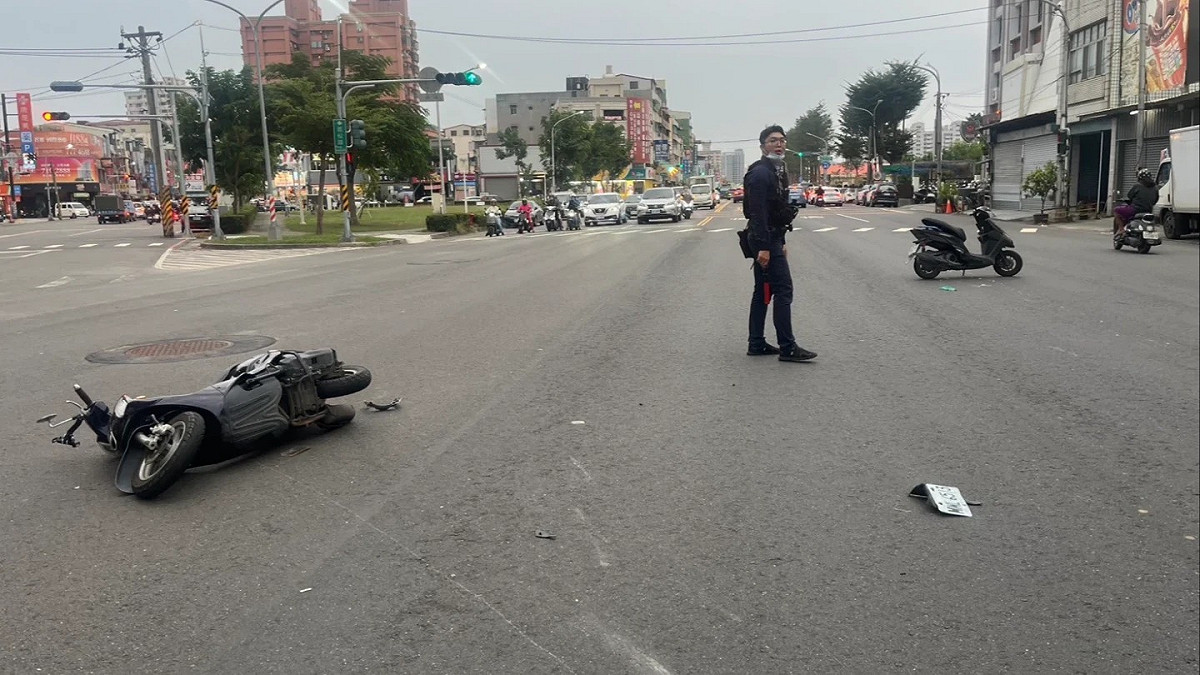 高雄鳳山離譜車禍，肇事騎士竟是年僅11歲的小學生。 圖：警方提供