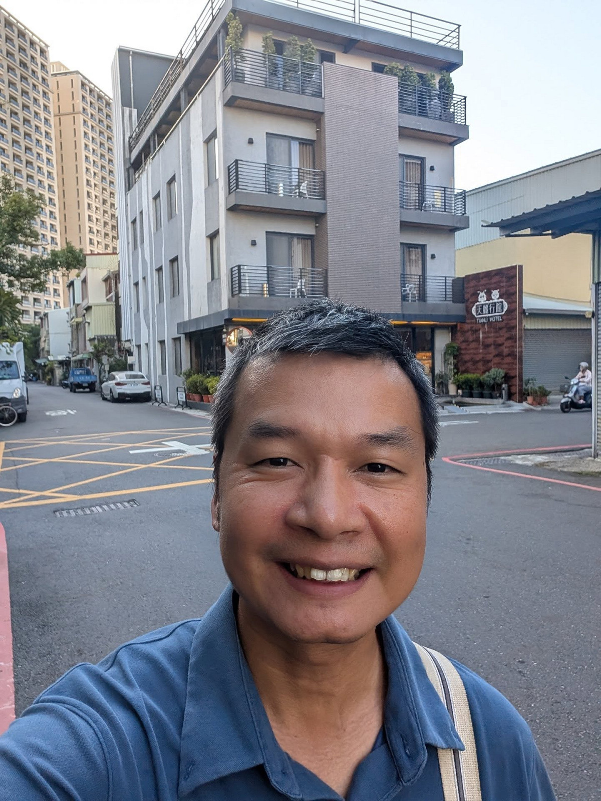 民眾黨台南市黨部副主委江明宗在福麥國際裝潢公司前打卡稱「隱形冠軍」 圖：江明宗臉書