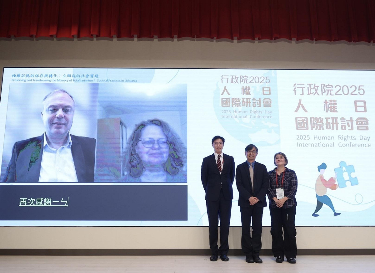 行政院於12月9日至10日舉辦「2025人權日國際研討會」，以「歷史記憶與民主深化：臺灣轉型正義經驗與國際對話」為主題，邀請西班牙、德國、韓國、立陶宛、波蘭及捷克等國專家學者，與臺灣展開深度交流。 圖：行政院提供