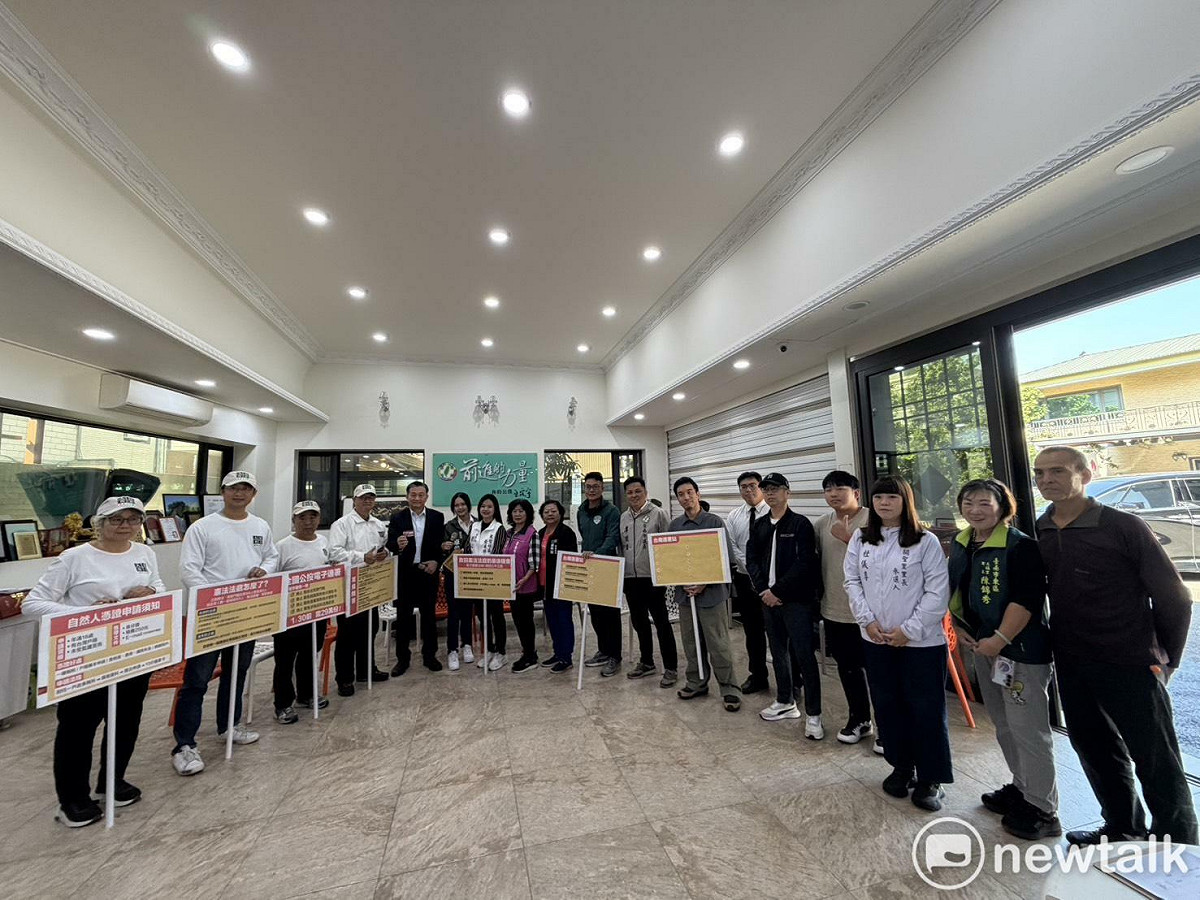 立委王定宇今日聯手「人民作主」副團長張人仰、南市議員陳皇宇、李啓維、在地里長與友善連署點店家等，共同召開「廢止憲訴法、救回憲法法庭」記者會，呼籲民眾踴躍參與連署，牽手挽救台灣憲政危機。 圖：黃博郎／攝