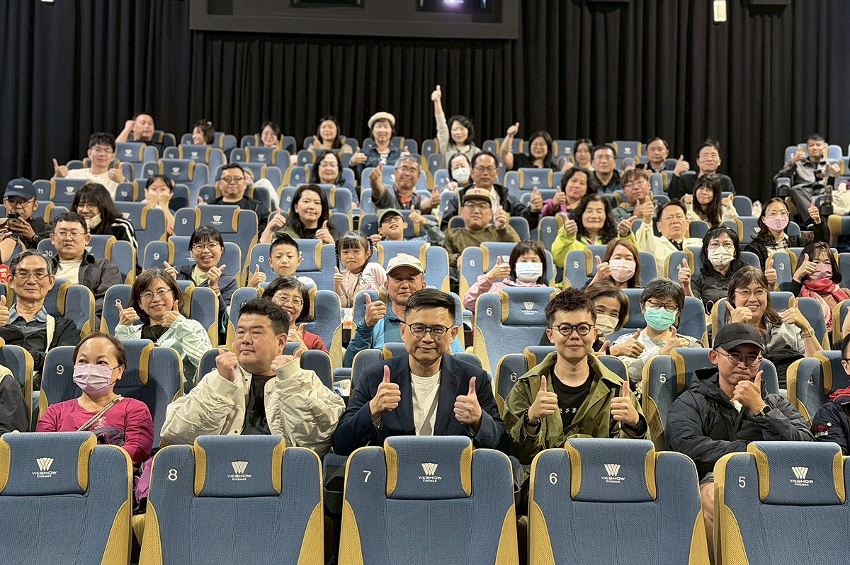 賴瑞隆(前排中)包場電影《大濛》，與議員簡煥宗(前排左二)、張博洋(前排右二)及市民共同觀影。 圖：賴瑞隆辦公室/提供