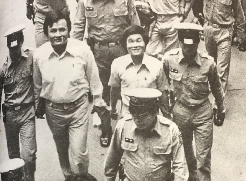 高雄美麗島事件46周年，邱議瑩臉書發文附上父親泛黃老照片，表示這天對世界、對台灣還有對自己都有重大的意義。 翻攝邱議瑩臉書